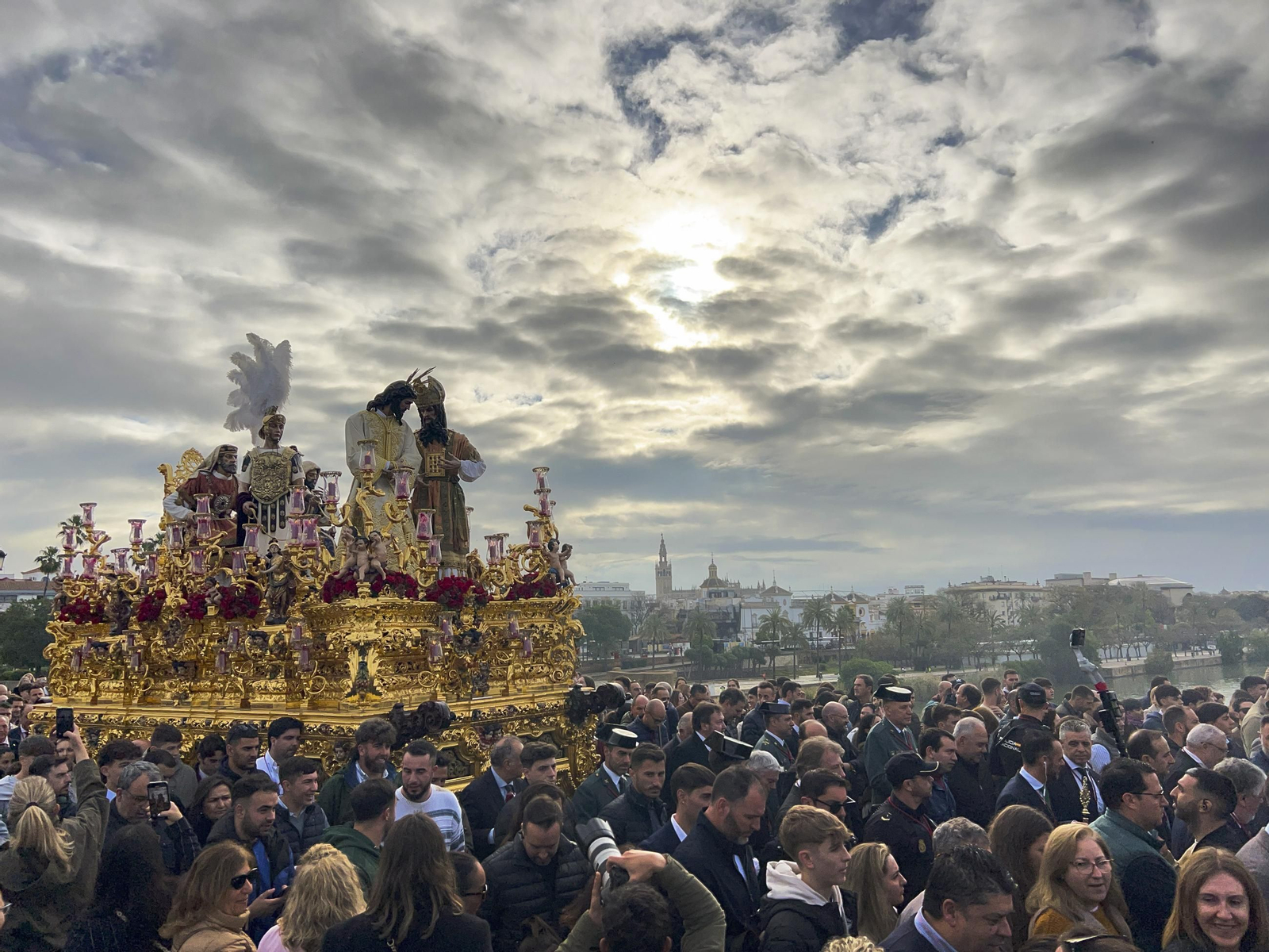 Las imágenes del regreso de San Gonzalo por el puente de Triana