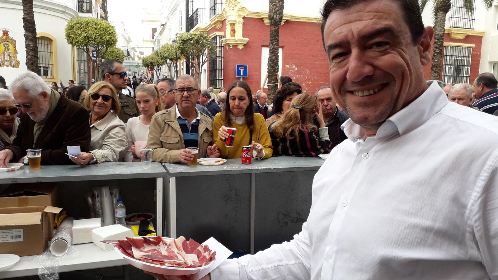 Uno de los colaboradores de la Asociación de Reyes Magos a punto de servir una ración de jamón. Uno de los colaboradores de la Asociación de Reyes Magos a punto de servir una ración de jamón.