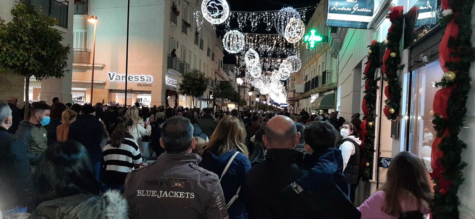 Inauguración de los espectáculos de luz y sonido celebrado en la tarde de hoy viernes en una abarrotada calle La Plaza.