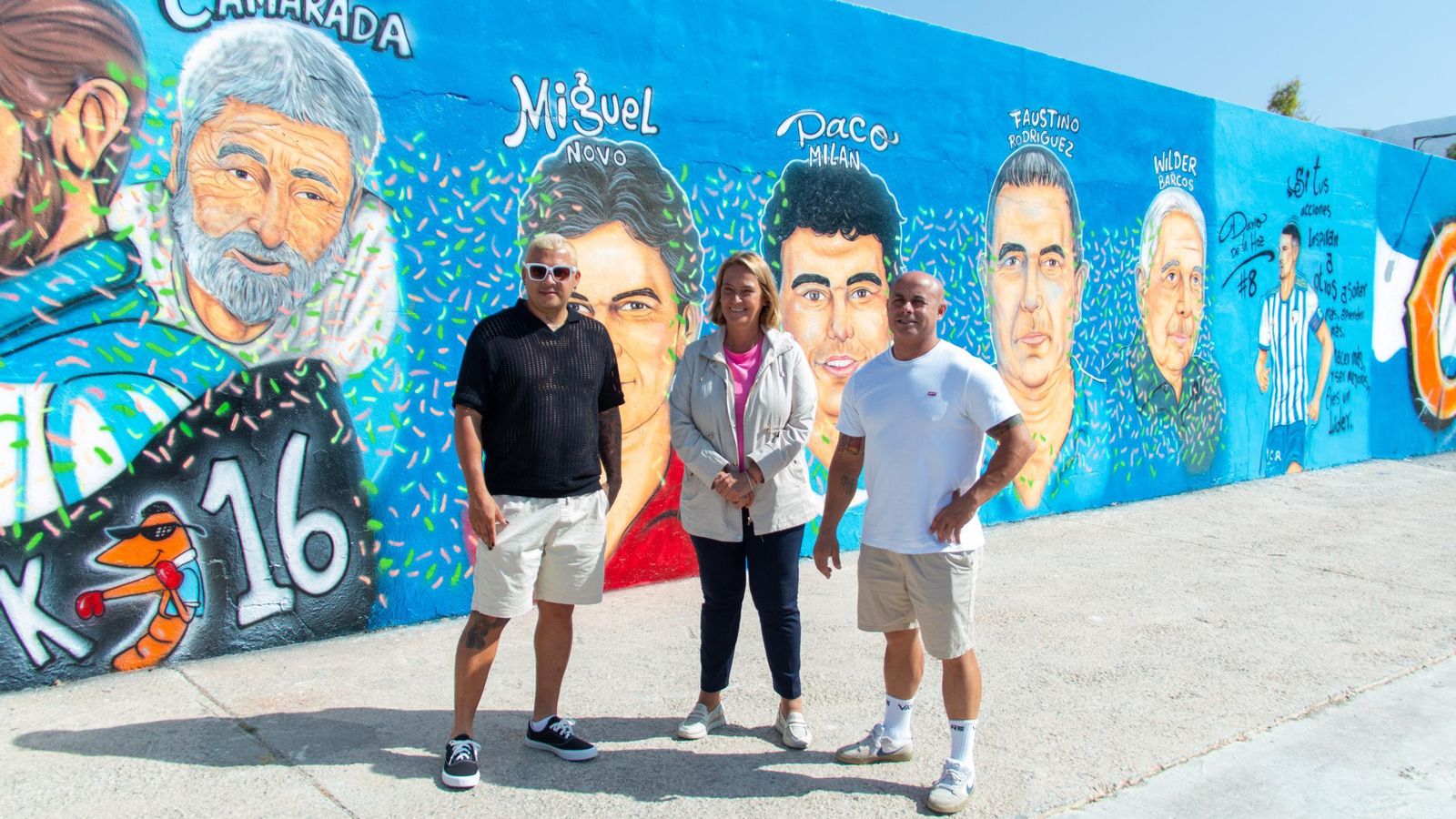 El artista Mario Mazo, junto a la alcaldesa de Motril, Luisa García Chamorro, y el concejal de Deportes, Daniel Ortega, junto al mural