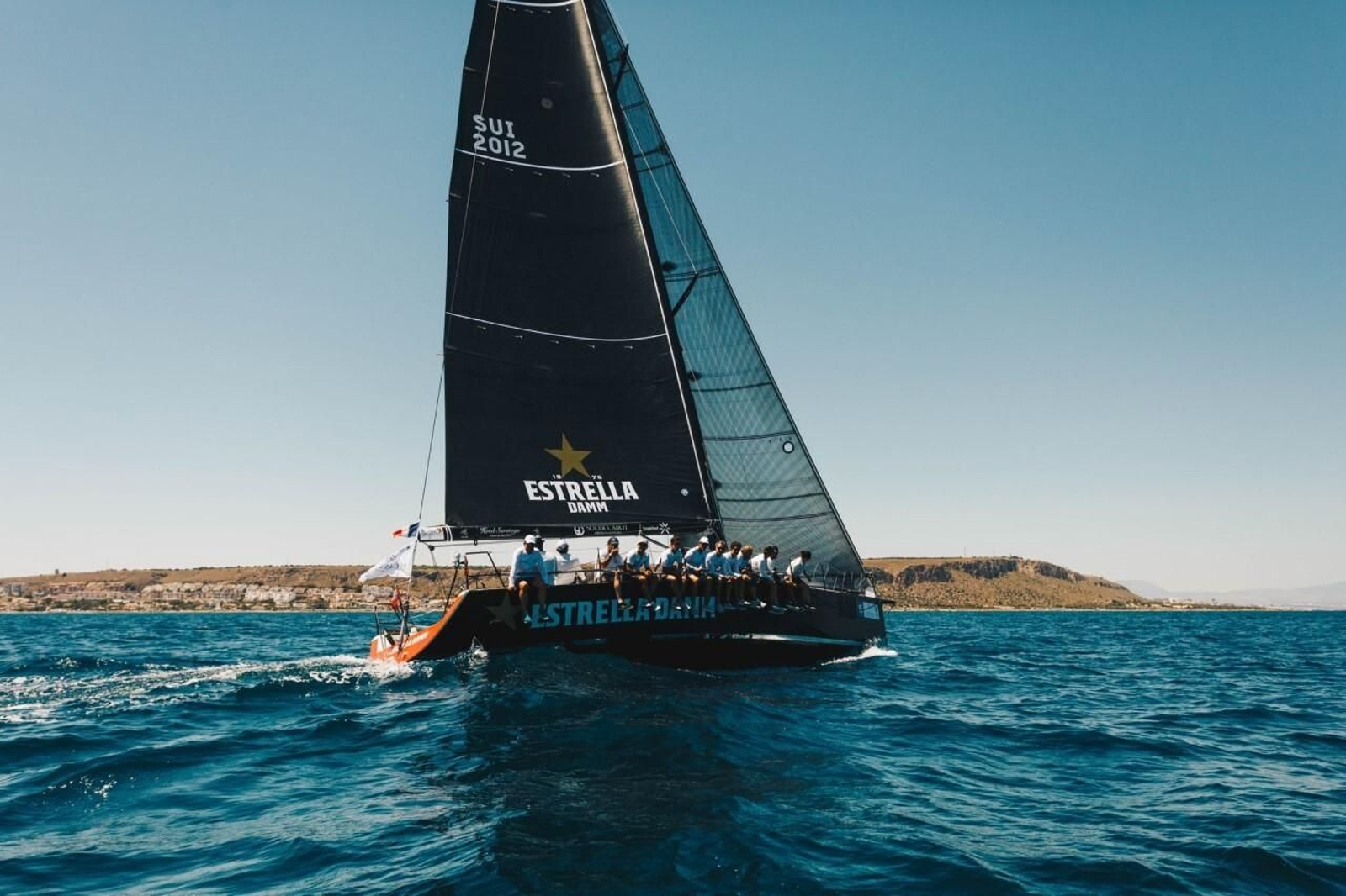 El 'Estrella Damm' inició en aguas alicantinas esta temporada de regatas.