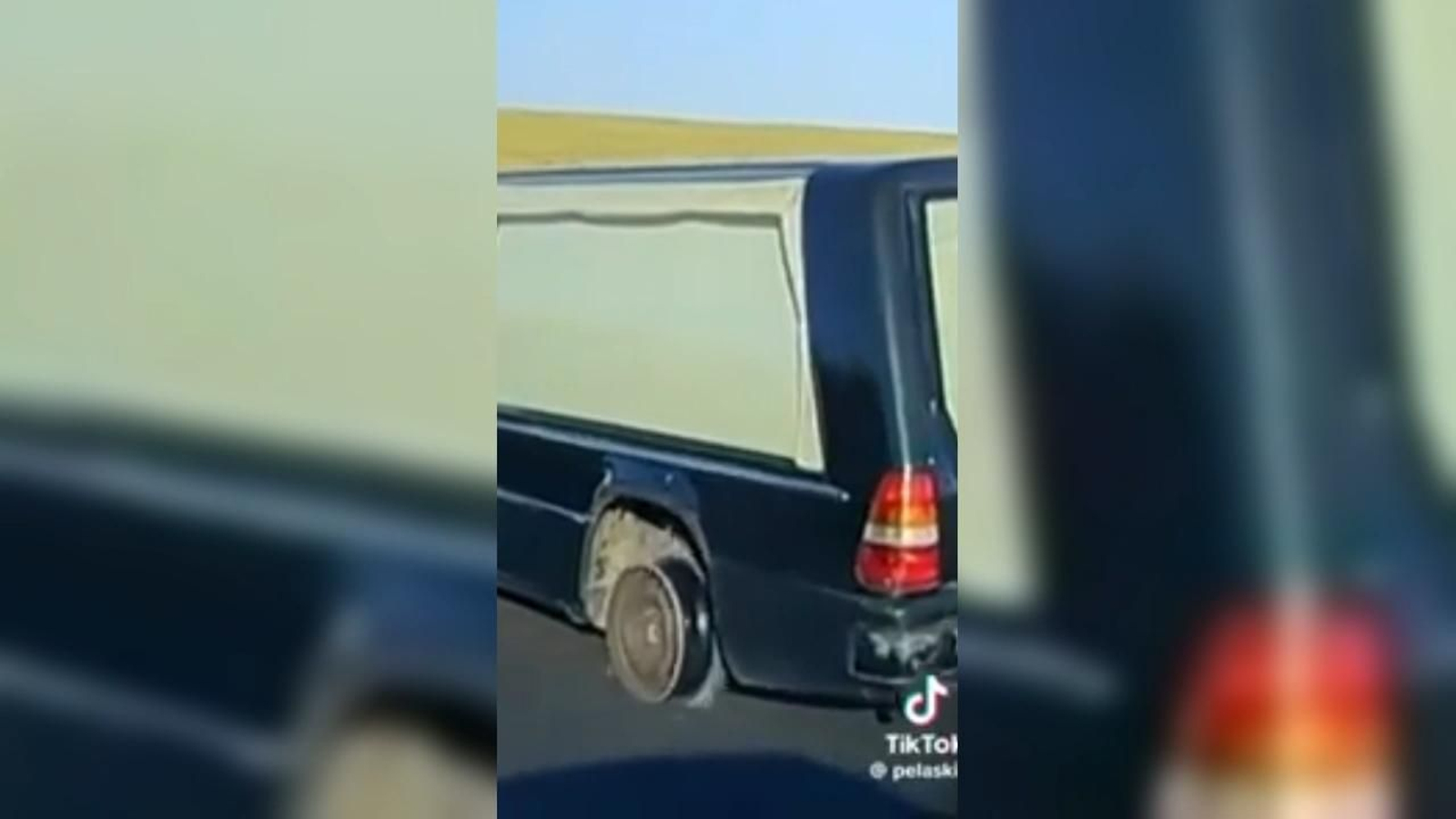 Coche fúnebre sin rueda en la A-4