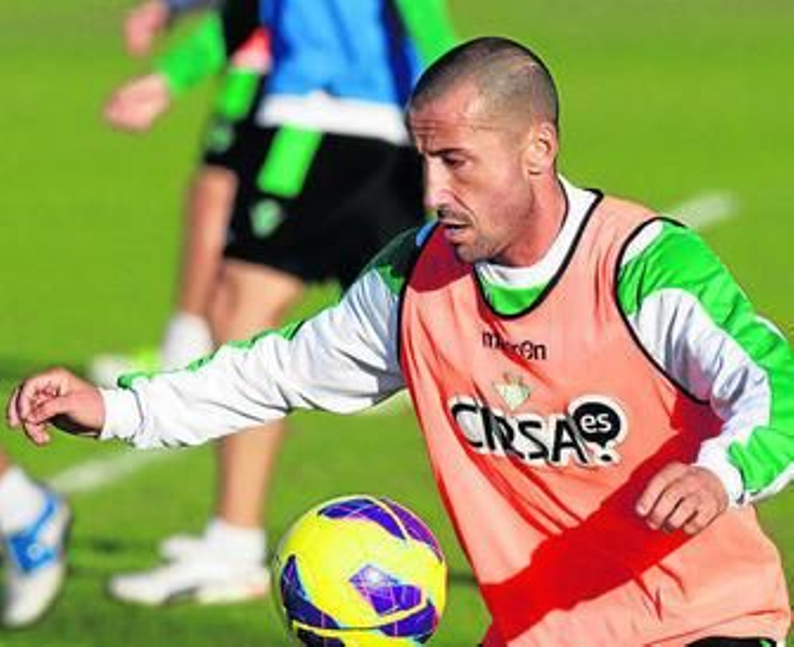 Mario controla un balón con el pecho.