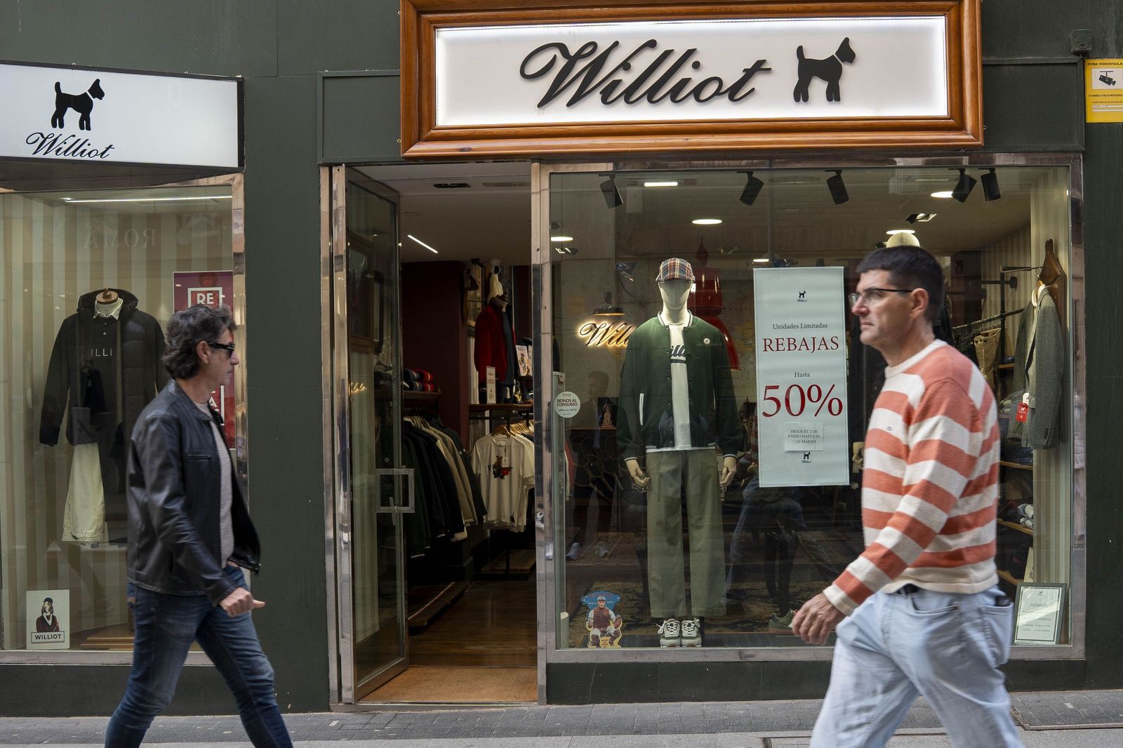 El comienzo de la campaña de rebajas en Almería, en imágenes