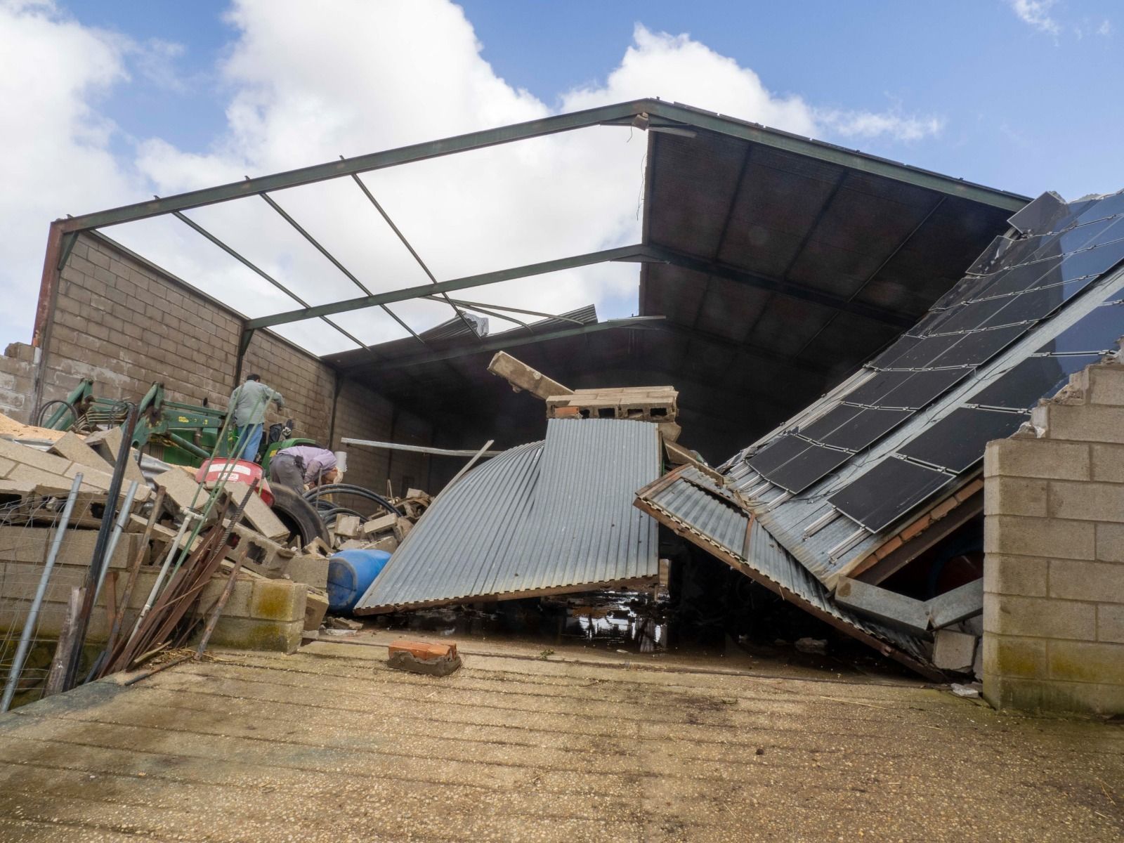 Imágenes de los destrozos provocados por un tornado en Villanueva de los Castillejos