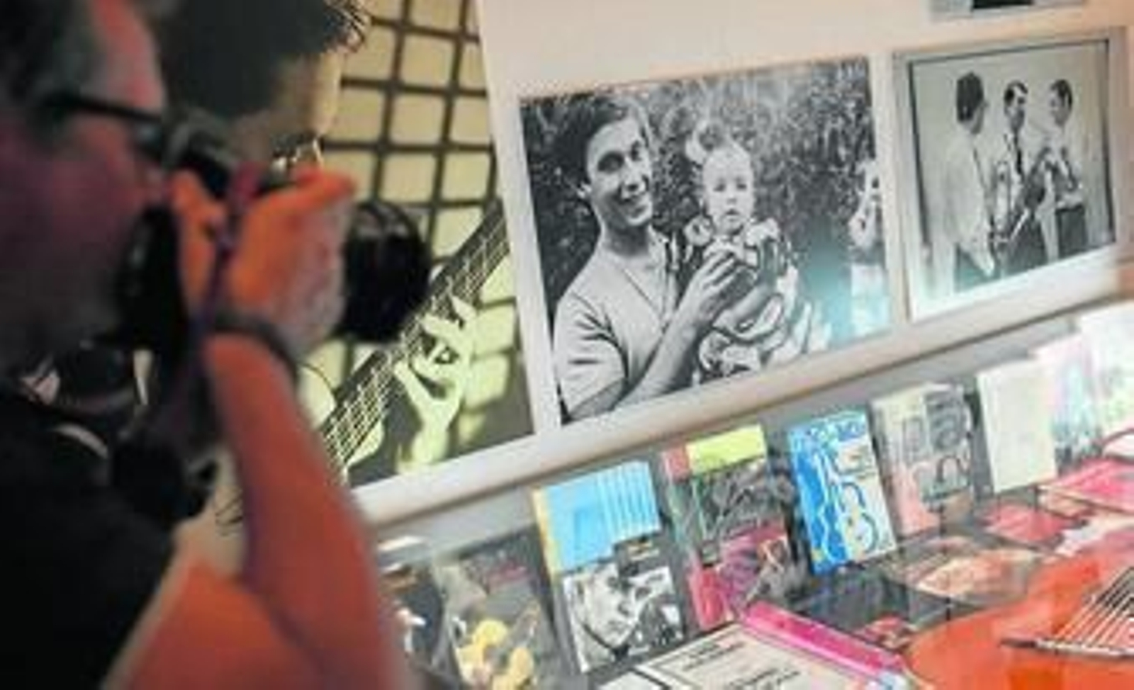 La exposición recopila discos, libros y fotografías del artista e incluye una de sus guitarras.