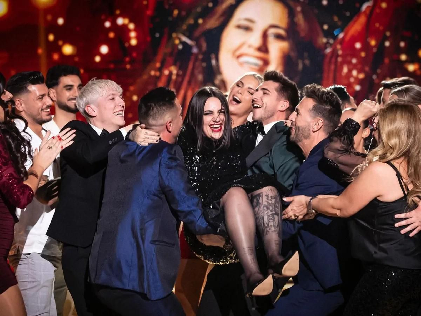 Rocío Gallardo es alzada por sus compañeros tras proclamarse ganadora de 'Gran Hermano 20'