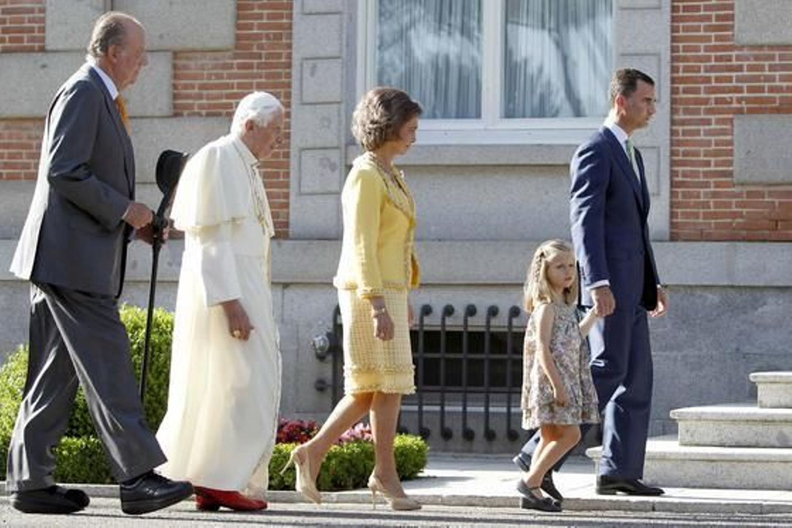 El papa ha sido recibido por los reyes, los príncipes de Asturias y la infanta Elena en el Palacio de la Zarzuela.

Foto: EFE