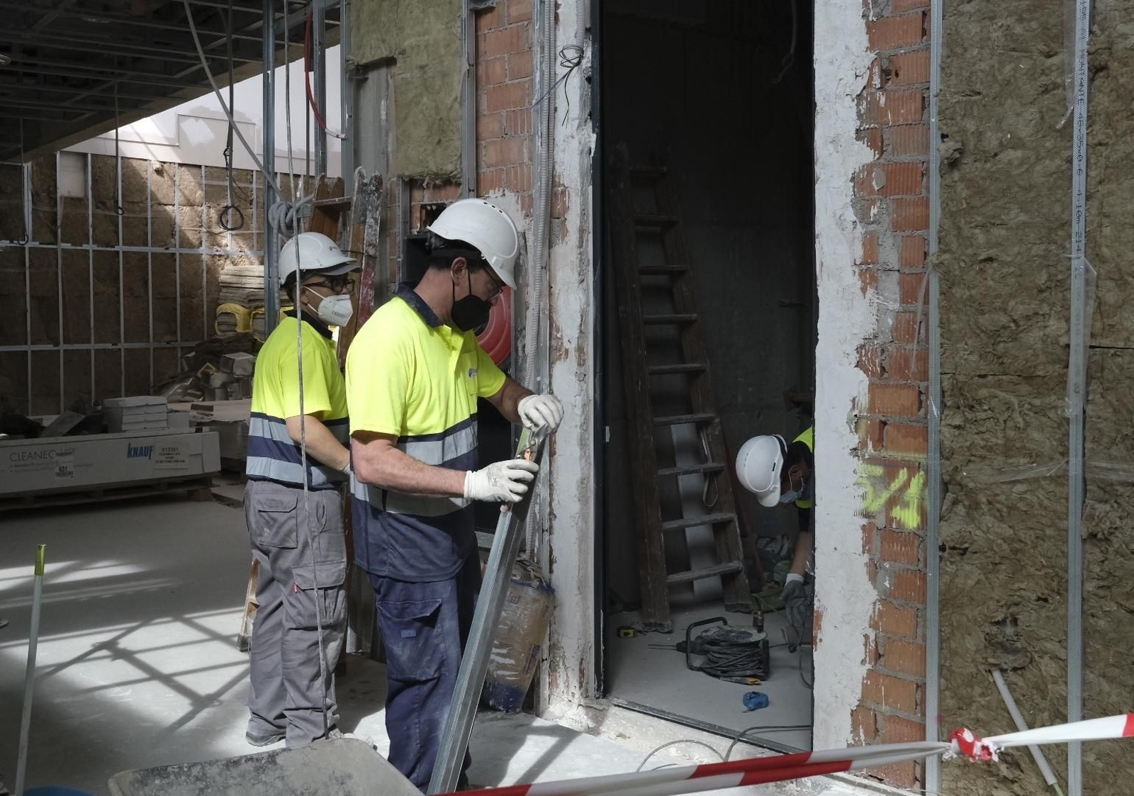 La visita de Carmen Calvo a las obras de la Biblioteca del Estado Grupo Cántico de Córdoba, en imágenes