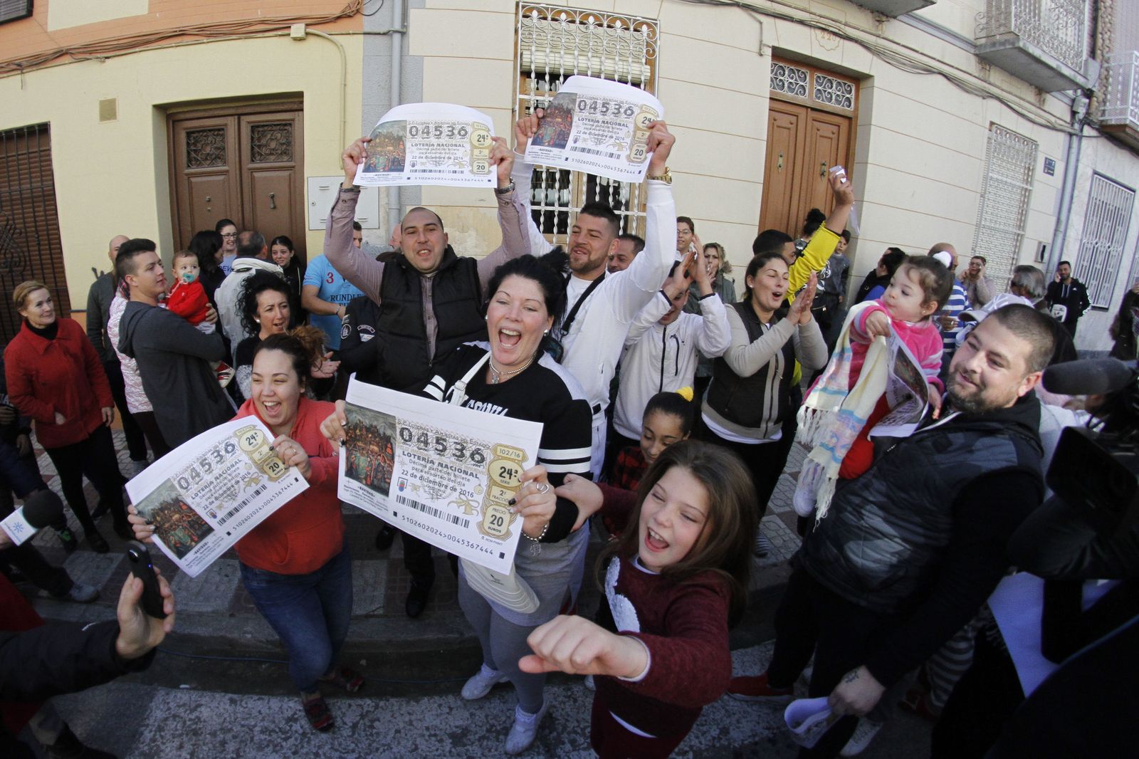 Vecinos de Pinos Puente celebran el Segundo Premio de la Lotería de Navidad en 2016
