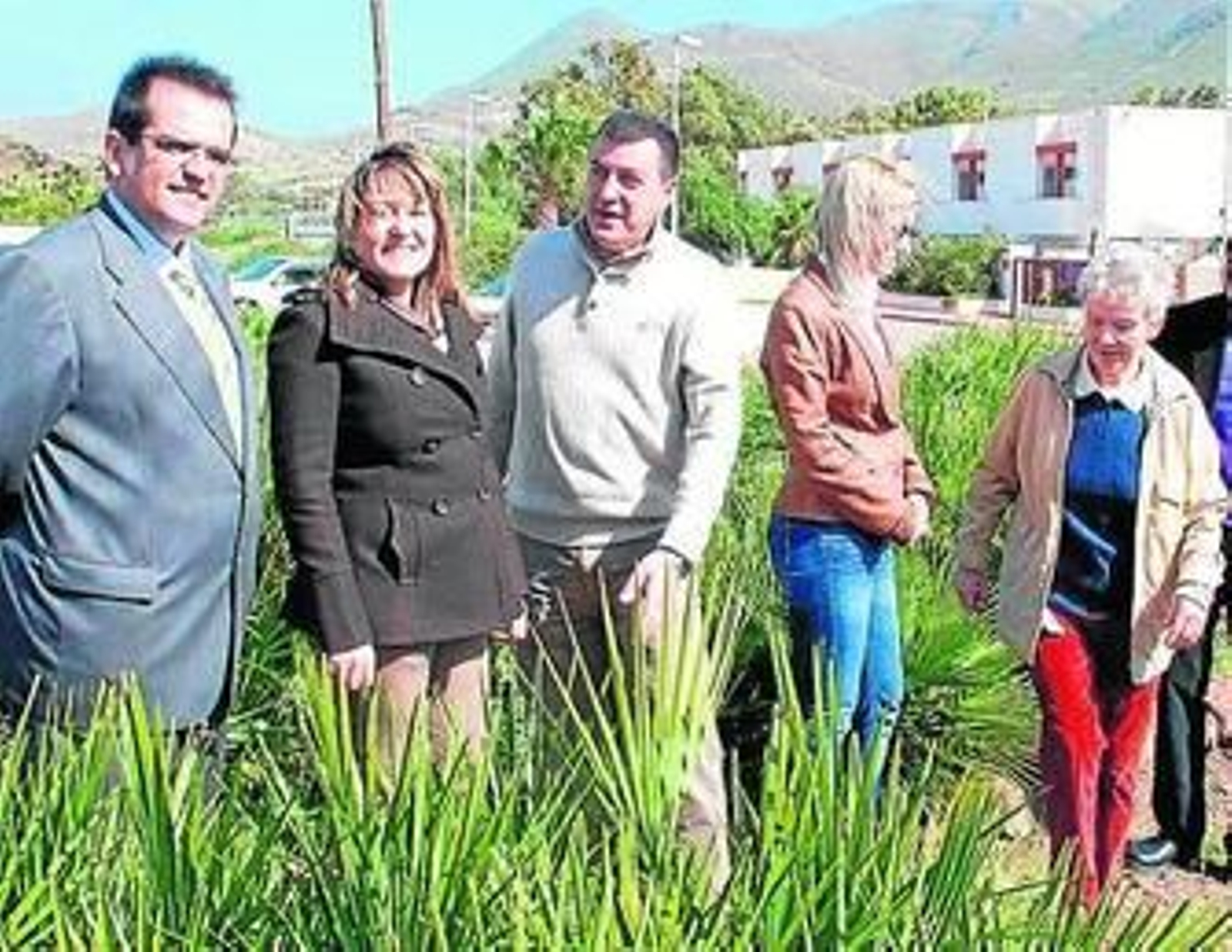 La delegada de Turismo y el alcalde de Níjar en el jardín botánico.
