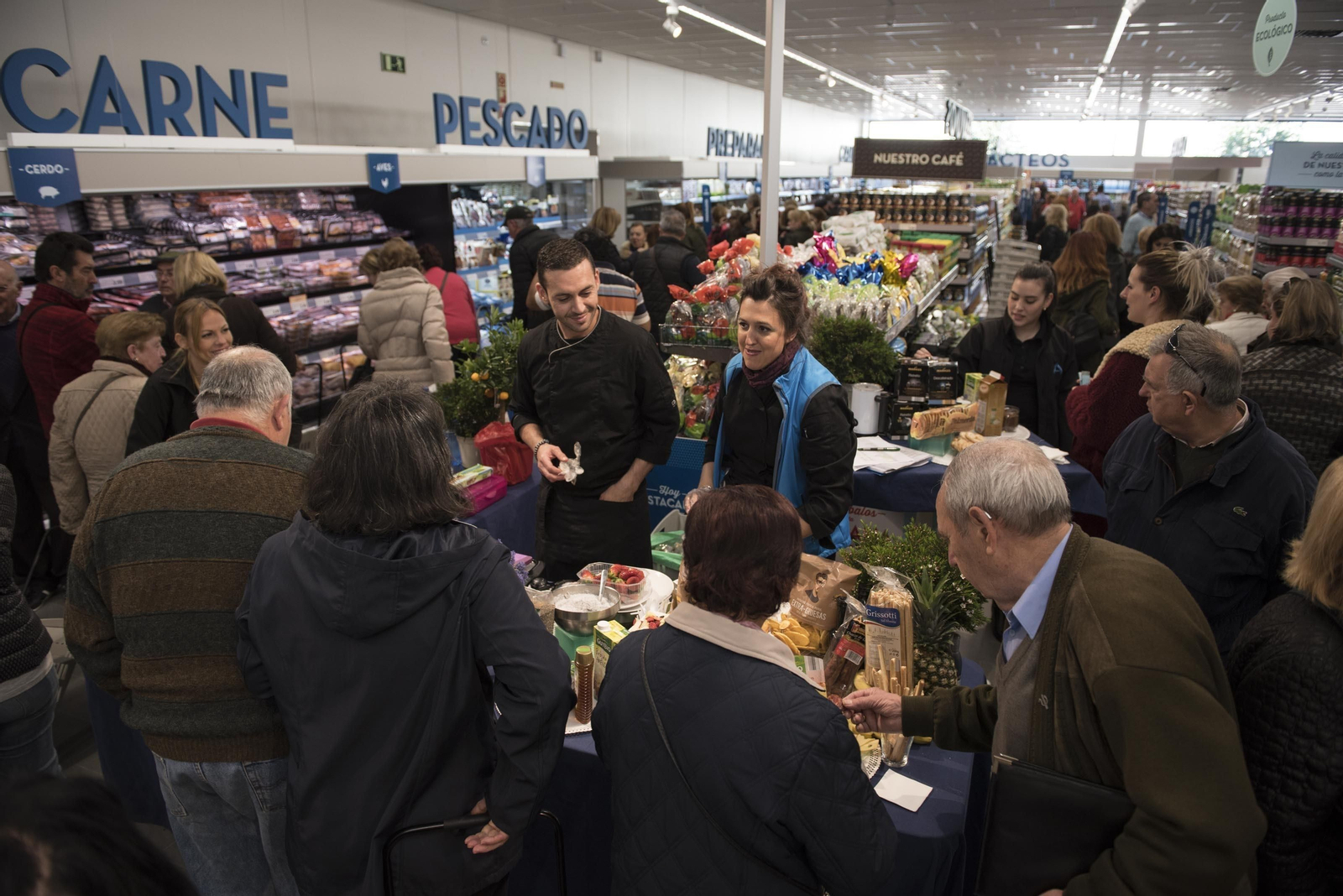 Durante la jornada de ayer, los clientes pudieron conocer en primera persona algunos productos de las distintas marcas de la cadena en el 'Show-cooking'.