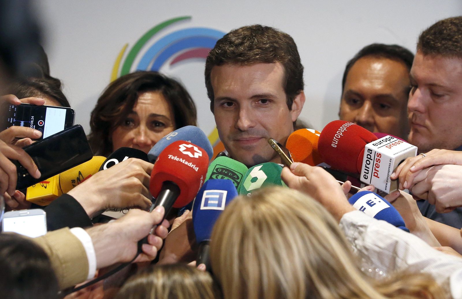 Casado atiende a los medios