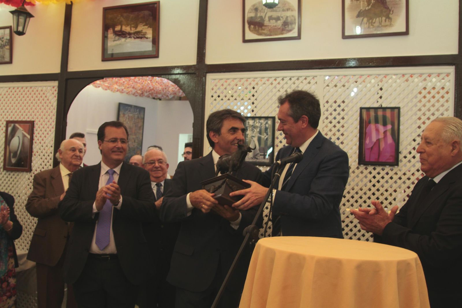 Victorino Martín recibe el trofeo de Los 40 de manos de Juan Espadas.