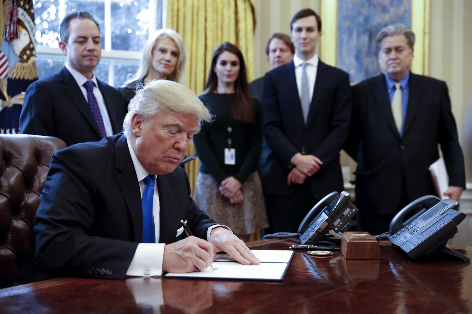Trump, durante la firma de dos órdenes ejecutivas para resucitar los oleoductos Keystone XL y Dakota Access.