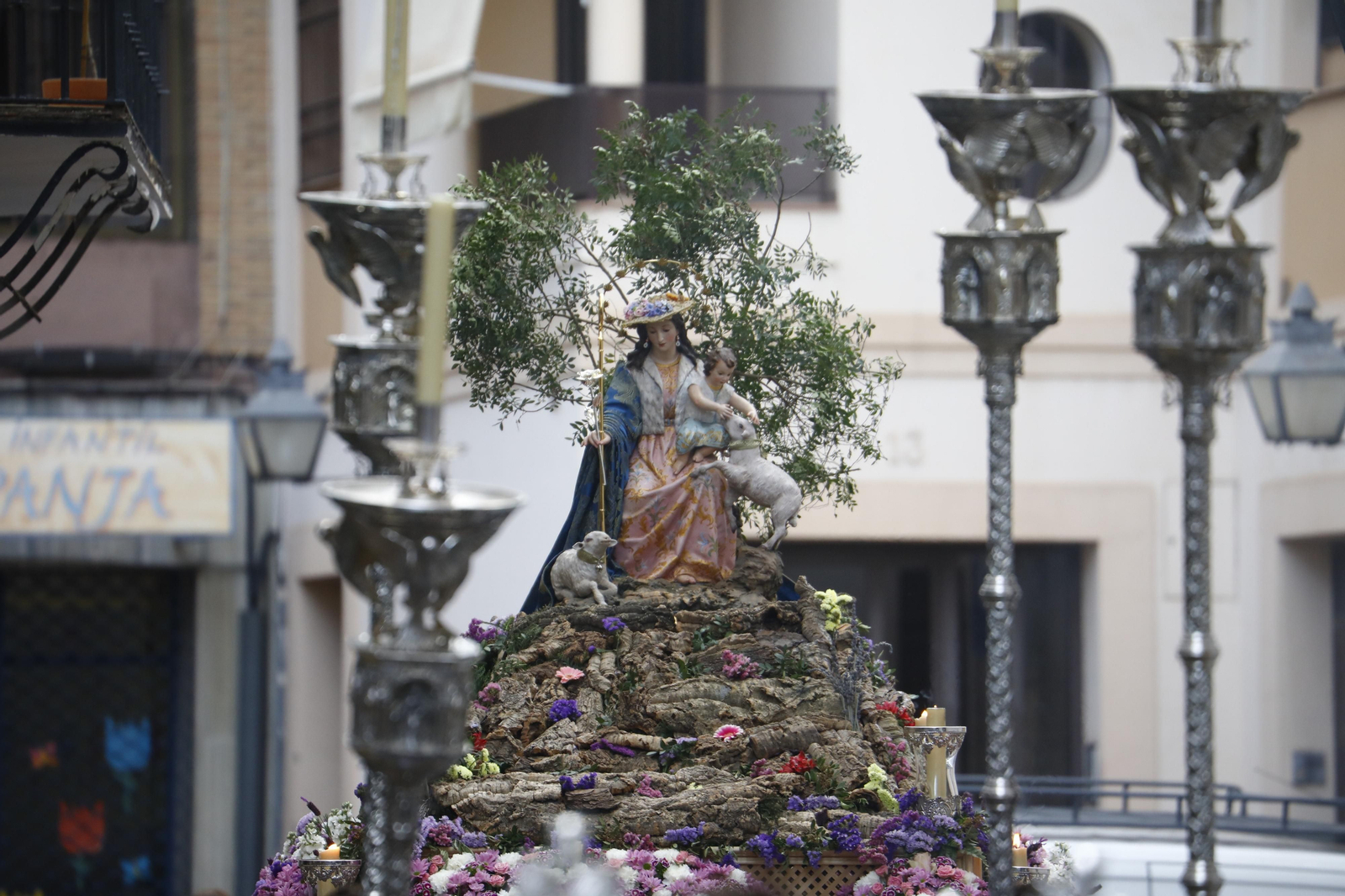 La procesión infantil y juvenil del colegio Divina Pastora de Córdoba, en imágenes