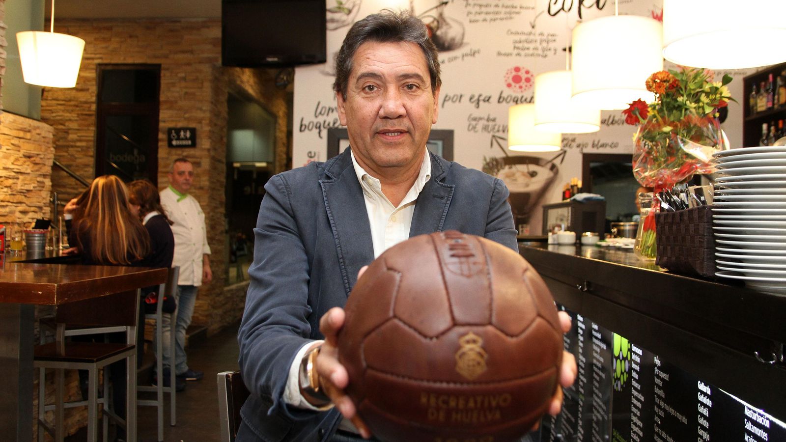 Zambrano, con un balón del Recreativo.