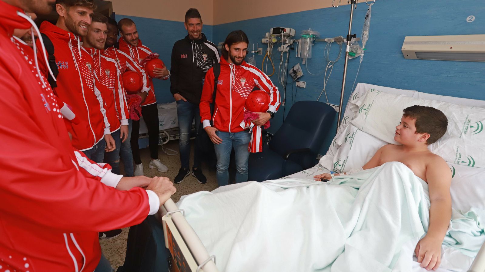 Visita de los jugadores del Algeciras CF al hospital Punta Europa