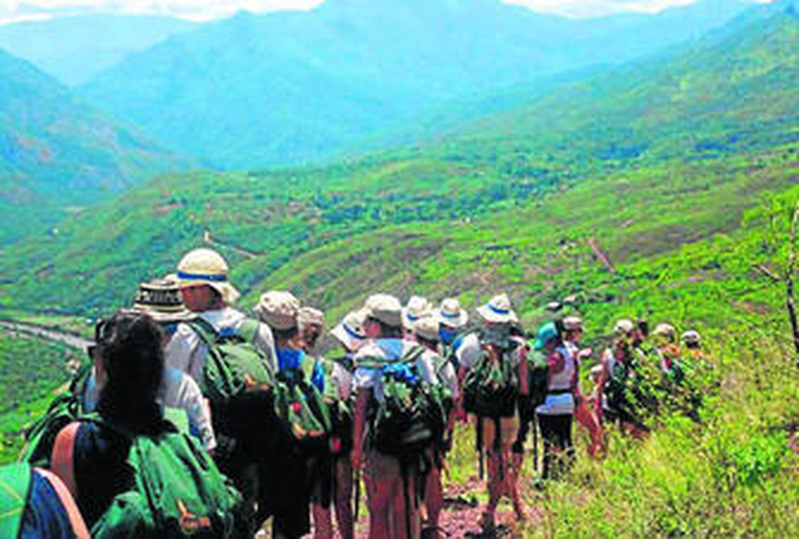 Los expedicionarios de la ruta BBVA discurren por el cañón de Chicamocha, en Colombia.