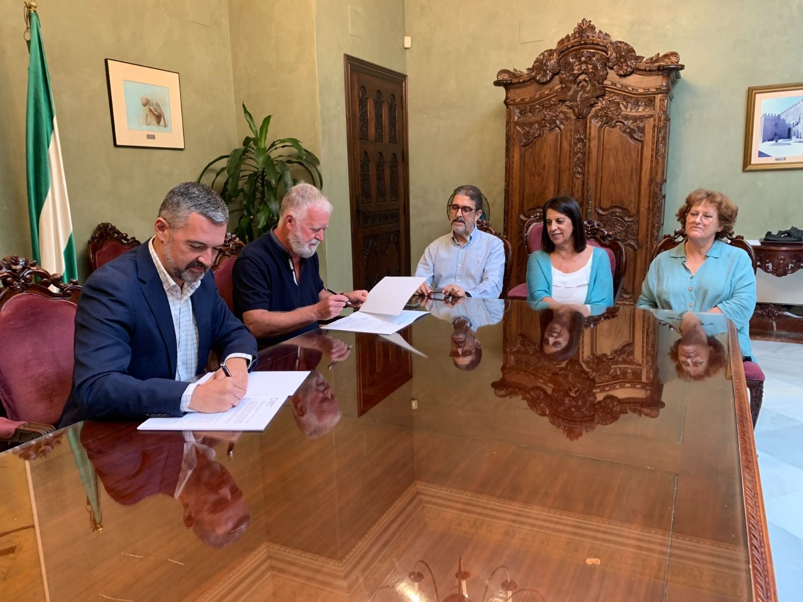 El alcalde de Rota y el presidente de la Asociación de Familiares de Enfermos de Alzheimer 'El Arenal', firmando el acuerdo en el Ayuntamiento.