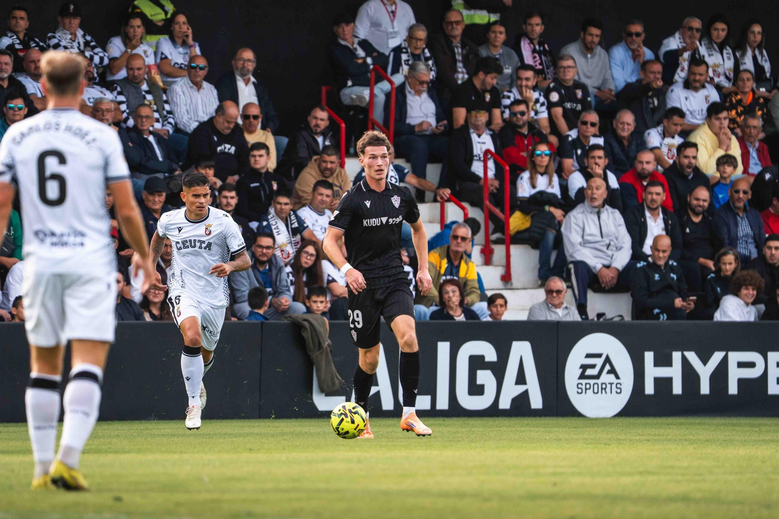 Dzodic conduce un balón en el Alfonso Murube