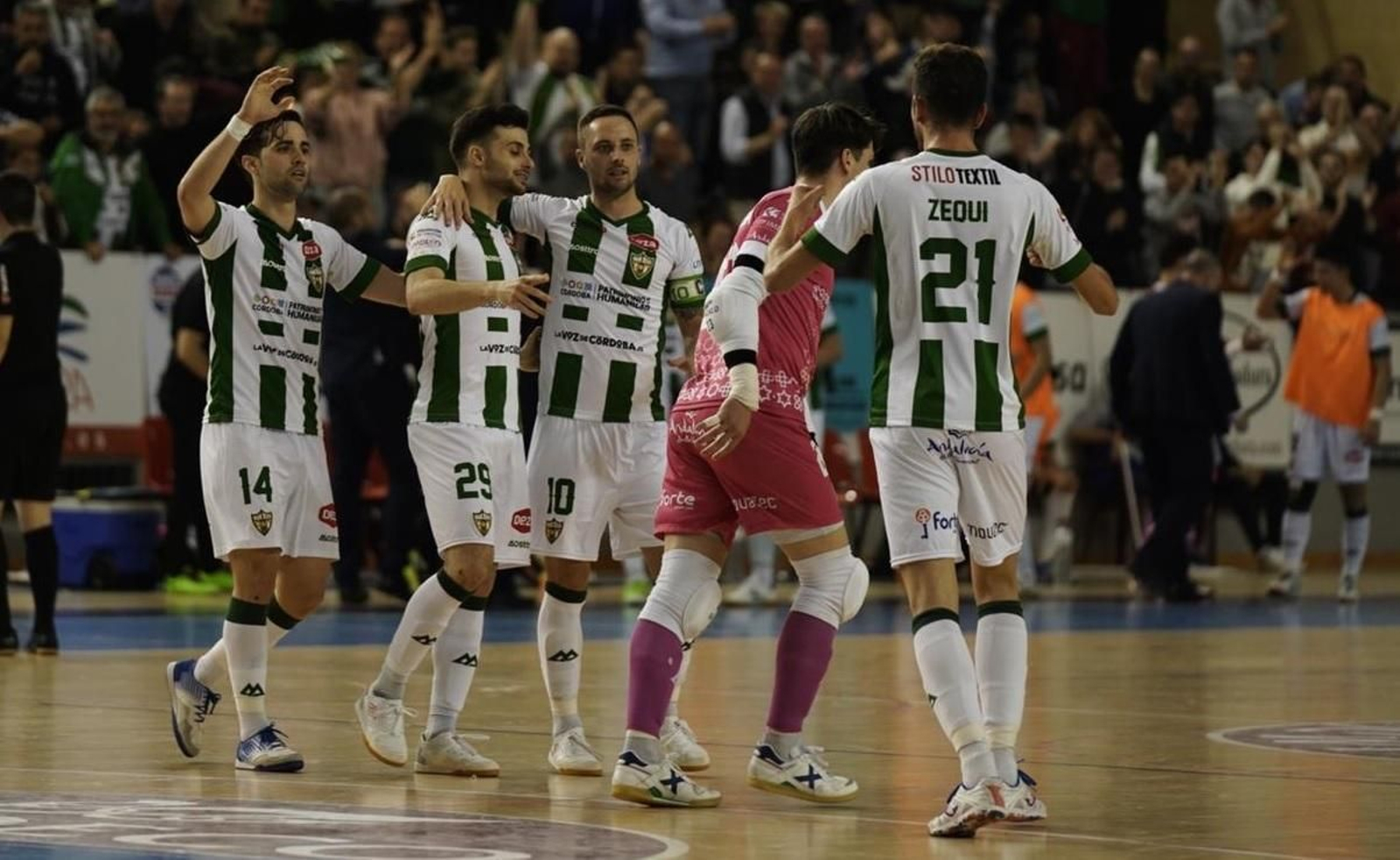Los jugadores del Córdoba Futsal celebran un gol ante el Zaragoza.