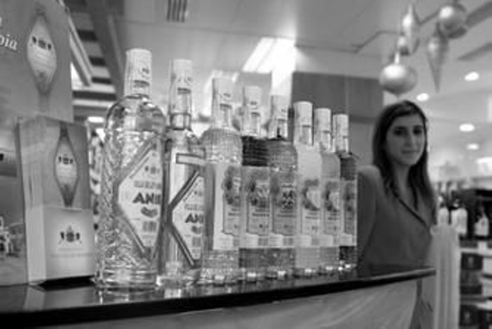 Los licores de Los Barrios en un expositor, ayer en Hipercor.