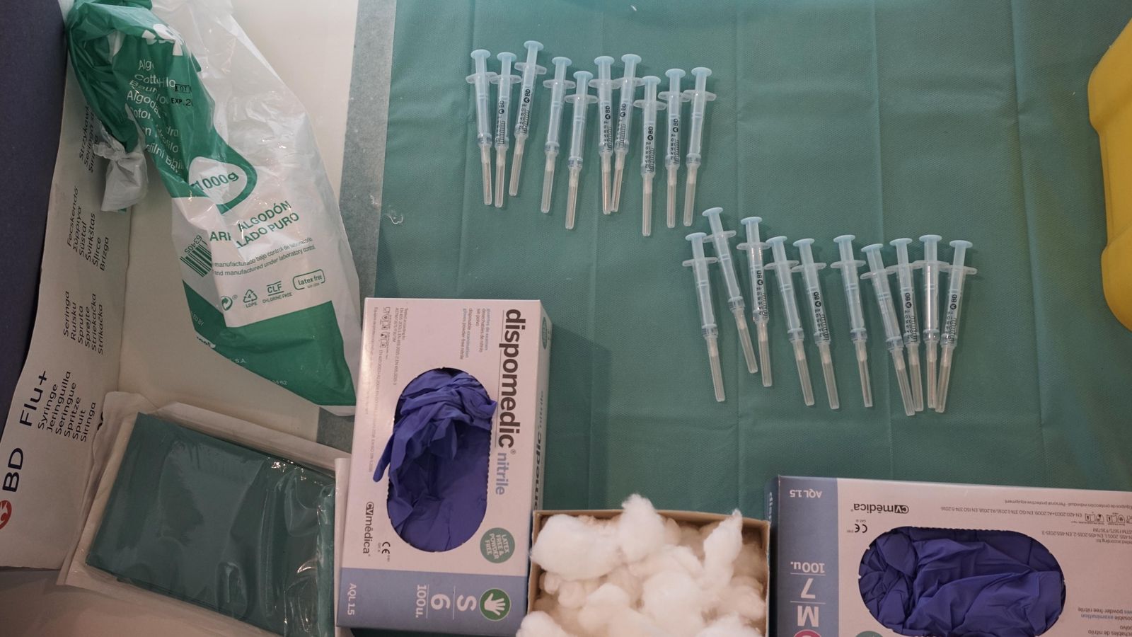 Jeringuillas preparadas en el estadio de la Cartuja.