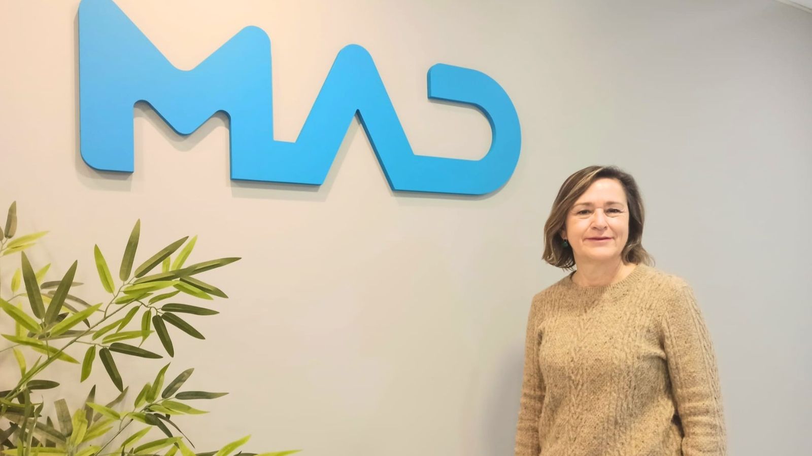 Lola López empezó como auxiliar administrativa y ahora es directiva.