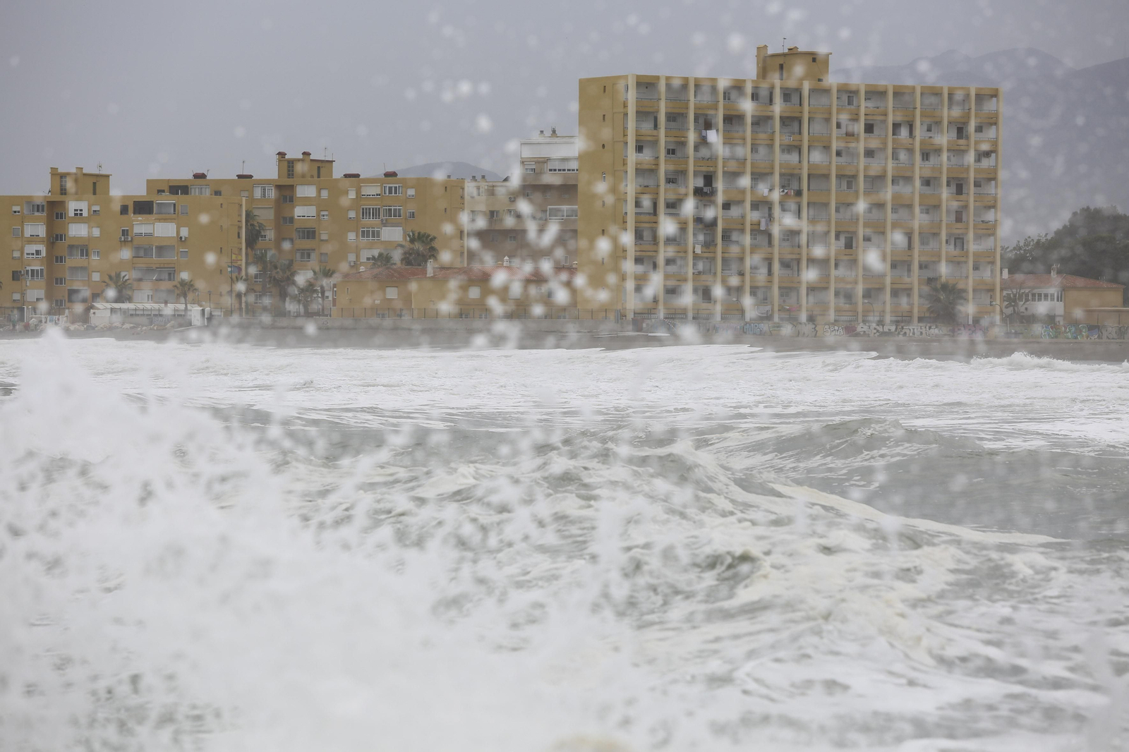 Las fotos del temporal en las playas de Málaga