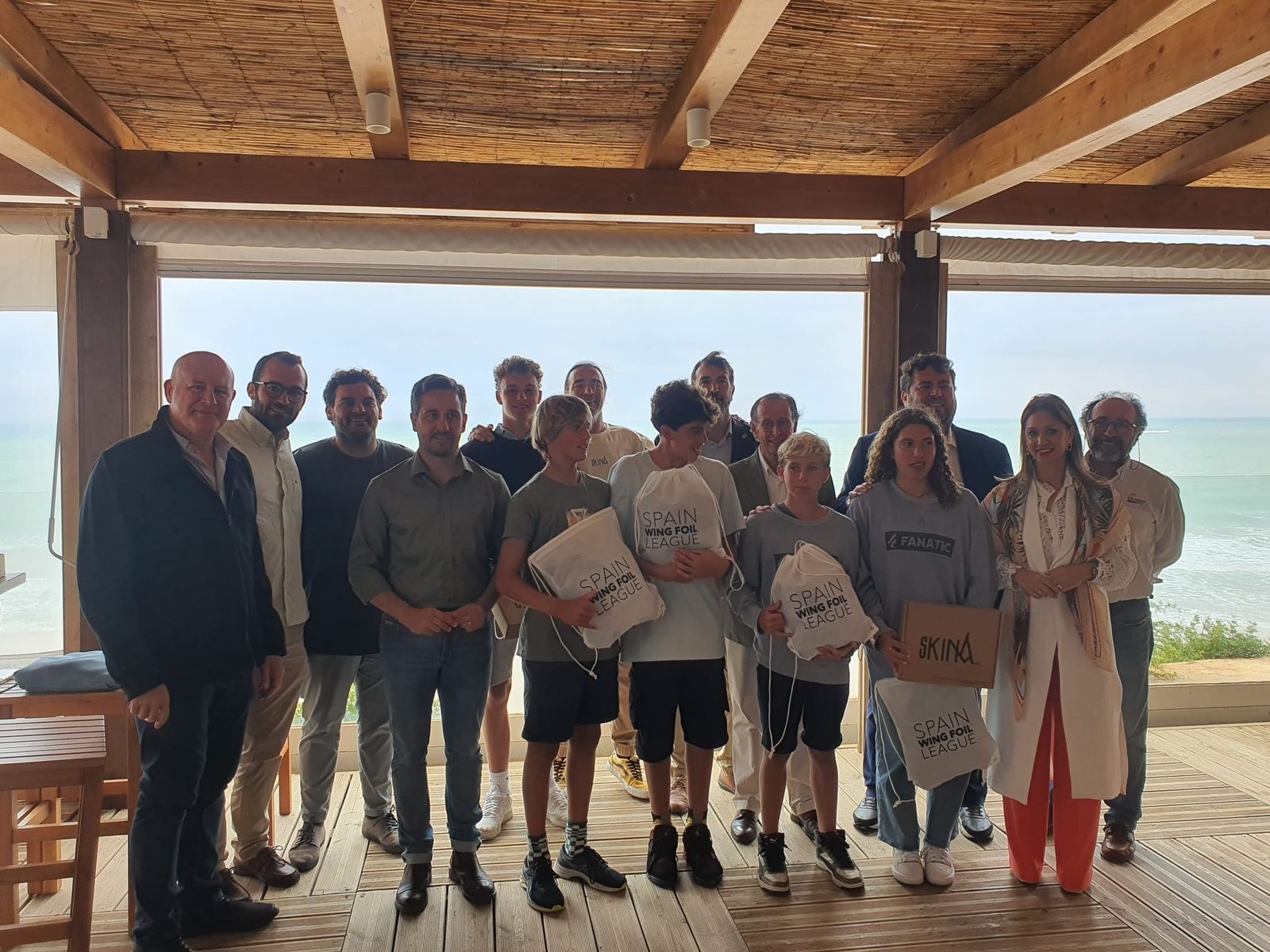 Presentación del primer equipo andaluz de WingFoil, que participará en el campeonato de España que se celebrará en Oliva, Valencia, del 16 al 18 de junio.