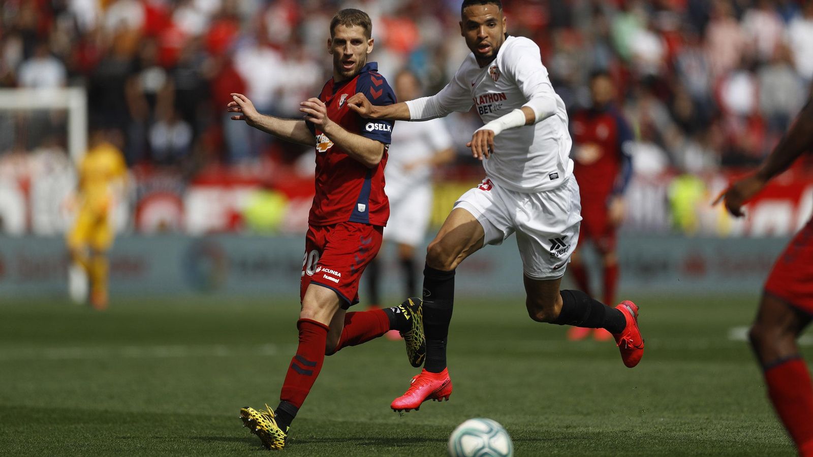 En-Nesyri y Brasanac persiguen con la mirada un balón largo