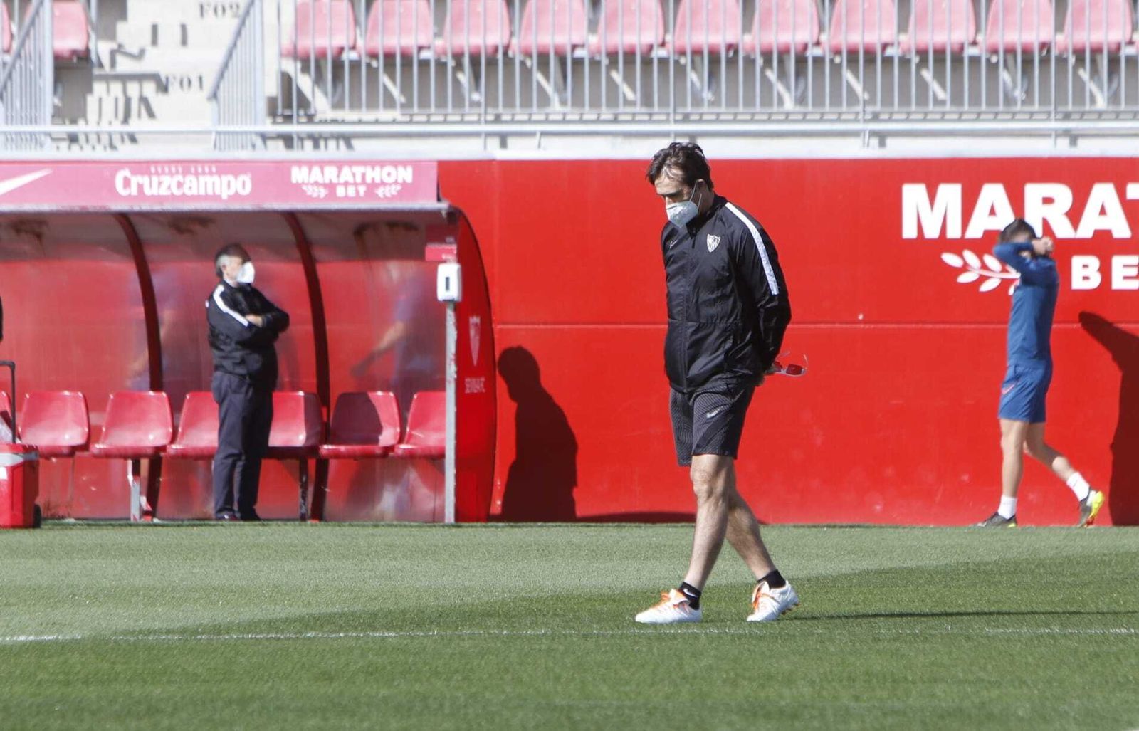 Lopetegui, meditabundo durante la sesión de entrenamiento antes del viaje vespertino.