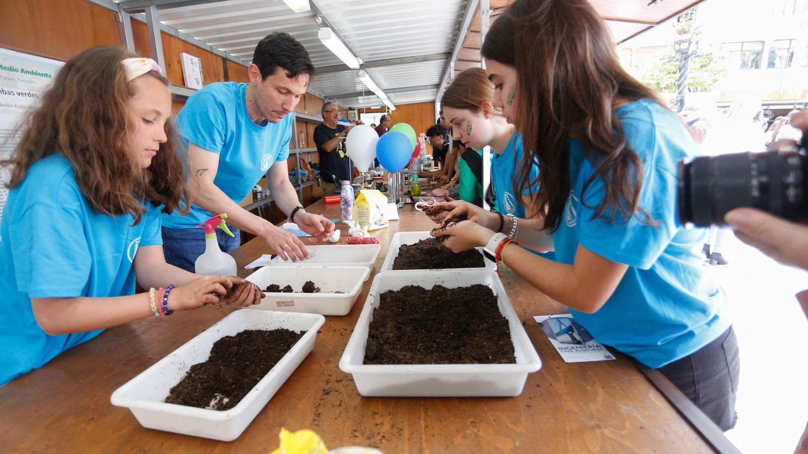 Unos escolares con un proyecto de ciencia.