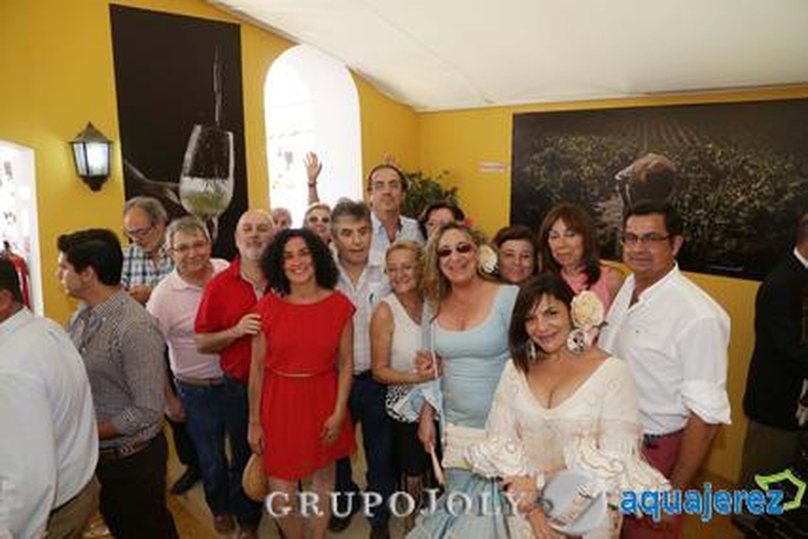 El nuevo decano de la Facultad de Ciencias Sociales y de la Comunicación, Jesús Rodríguez (al fondo), posa junto a las ex decanas Rocío Domínguez y Paloma López Zurita y un nutrido personal de la Universidad de Cádiz. 

Foto: Manuel Aranda