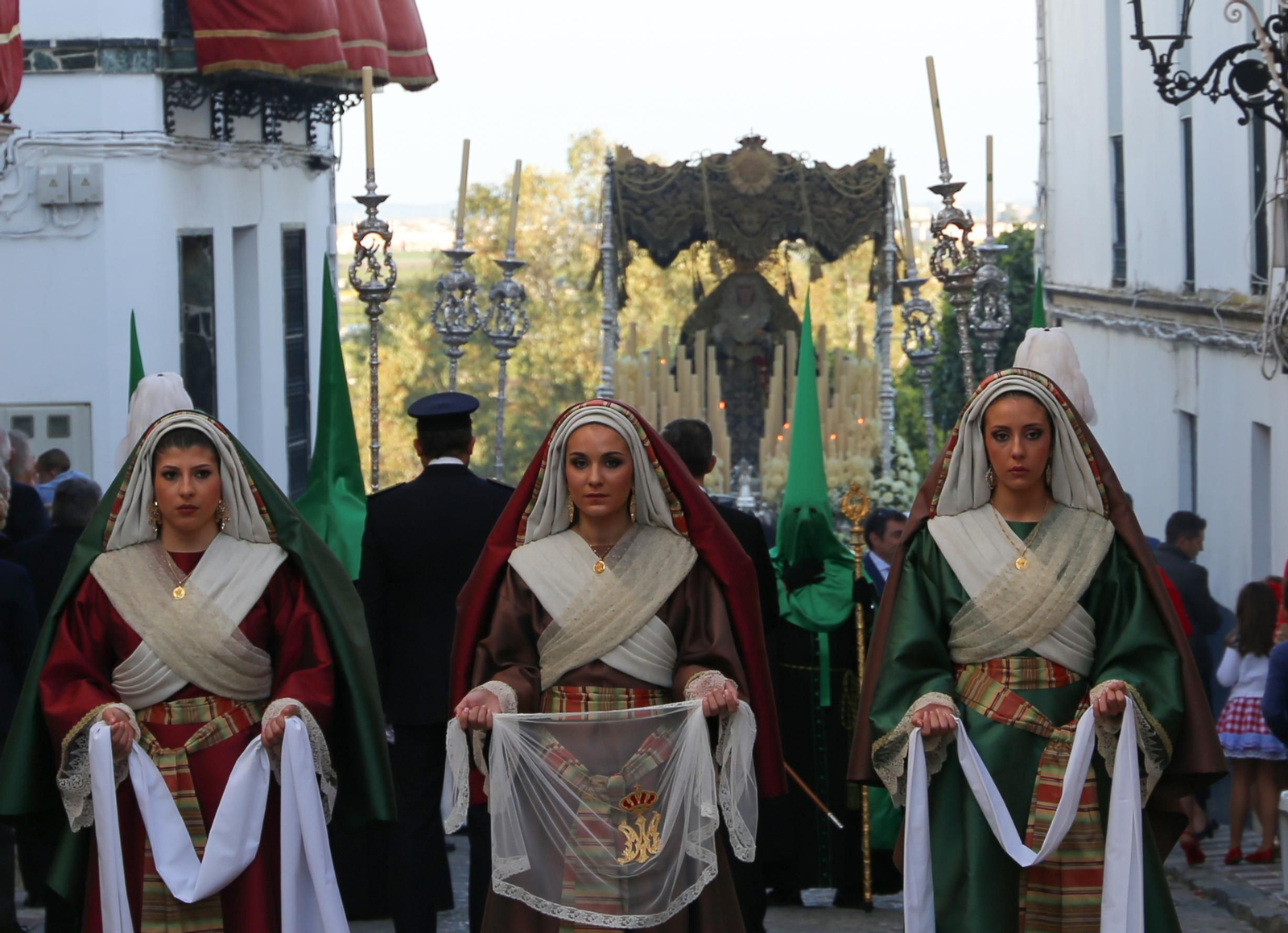 Cortejo penitencial de la Vera-Cruz de Alcalá del Río la tarde del Jueves Santo. Cortejo penitencial de la Vera-Cruz de Alcalá del Río la tarde del Jueves Santo.