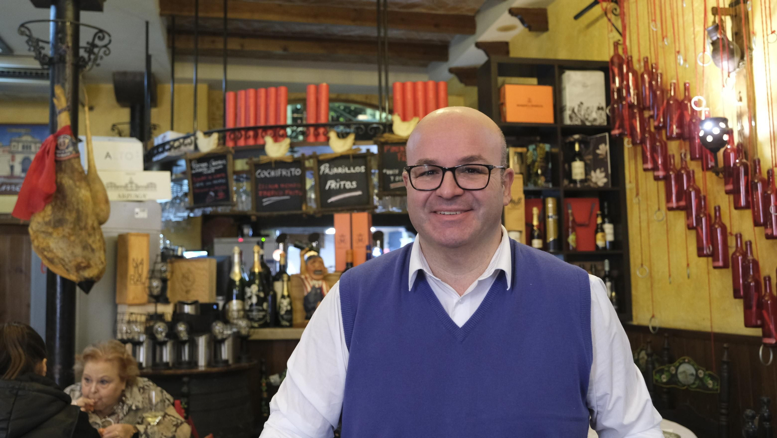 Pedro Sánchez-Fortún, en el comedor de su bodega, Las Botas.