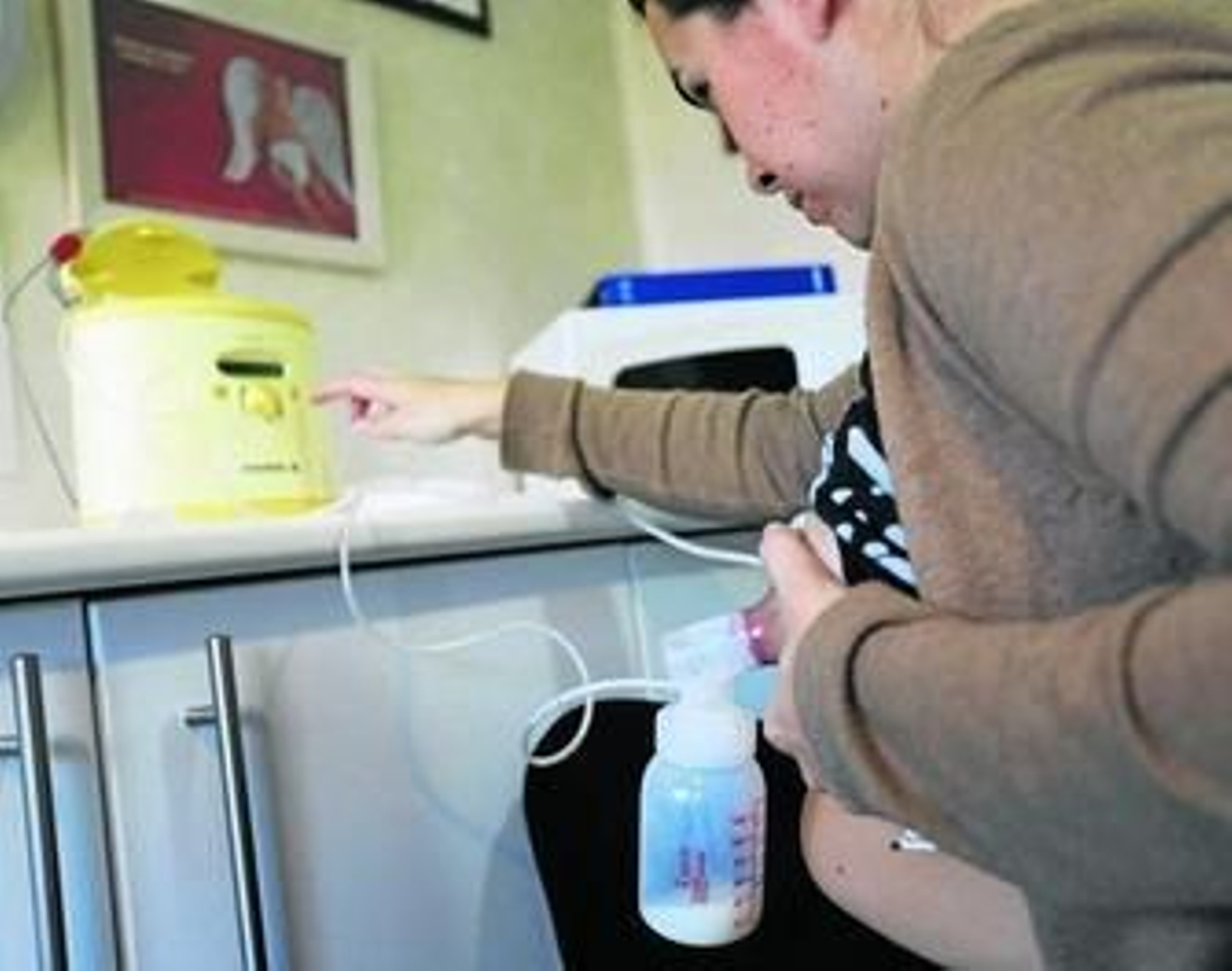 Una mujer, ayer, sacándose leche para su donación.