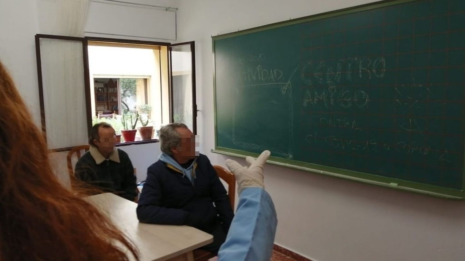 Una de las actividades con personas sin hogar en el centro Amigo de Cáritas.