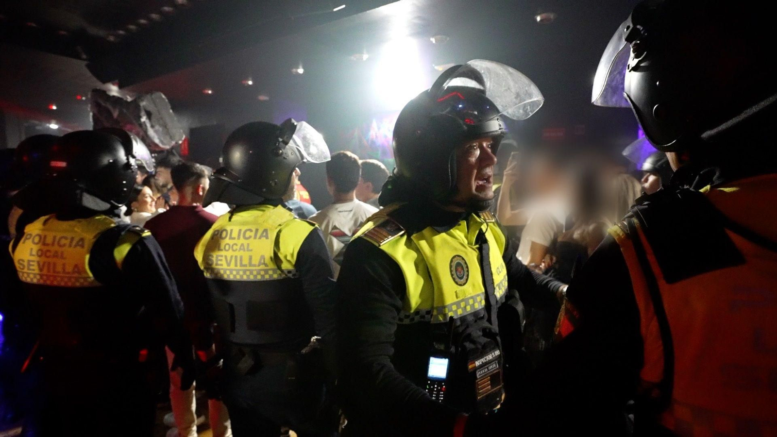 Policías locales, con cascos antidisturbios la noche de Halloween de 2024.
