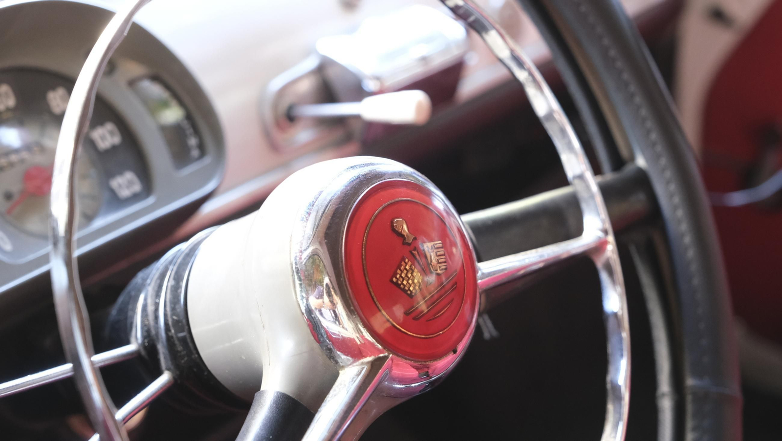 La exposición de Seat 600 y Mini Cooper en la Feria de Almería, en imágenes