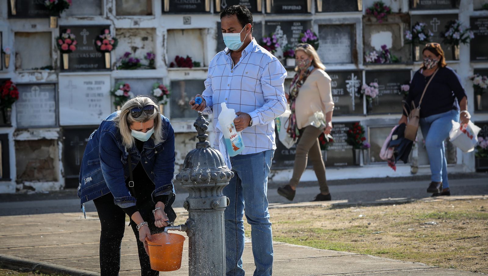 Día de Todos los Santos en el cementerio de Jerez