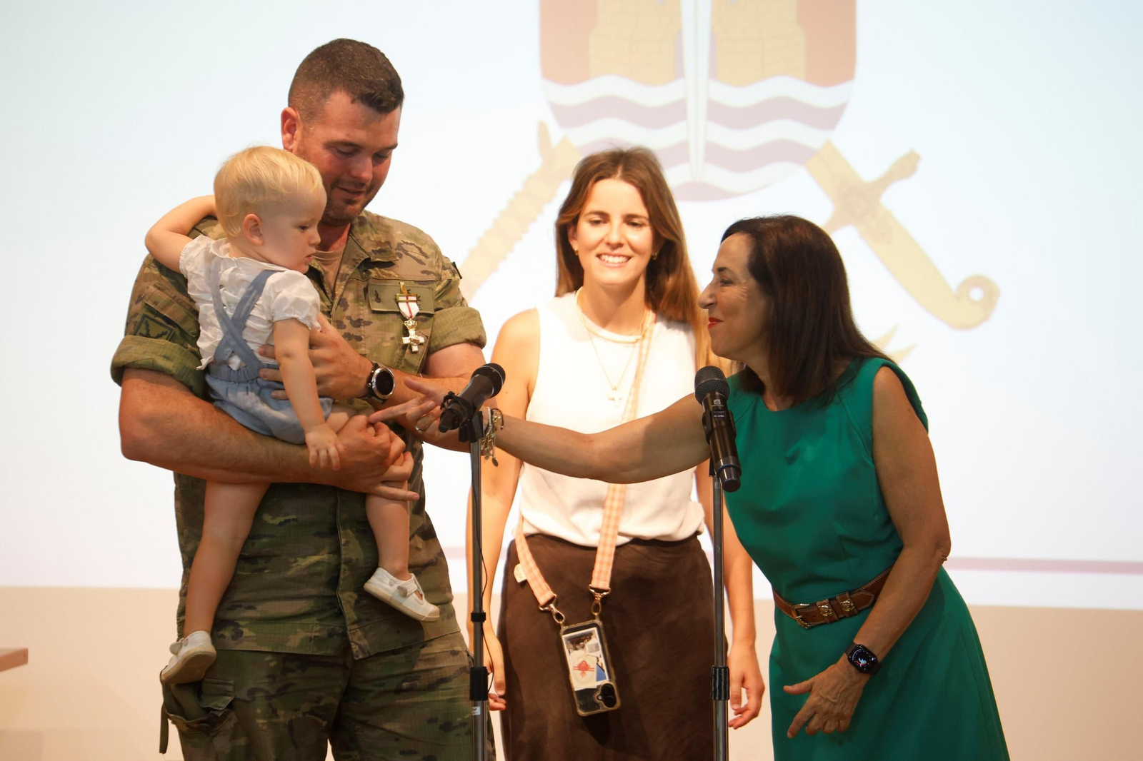 La ministra de Defensa, Margarita Robles, en la entrega las medallas conmemorativas al Ejército en la Bri X, en imágenes
