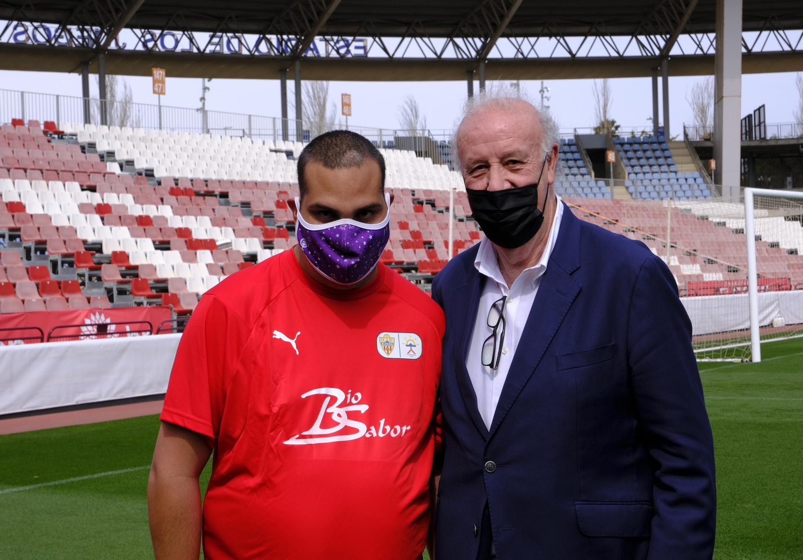 Fotogalería de la visita de Vicente del Bosque al equipo Genuine de la Fundación U.D. Almería