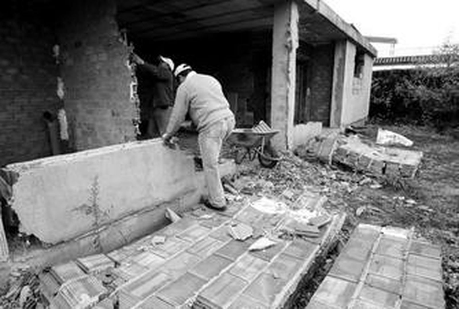 Aguilar afirma que "no se cruzará de brazos" en el caso de la casa prefabricada