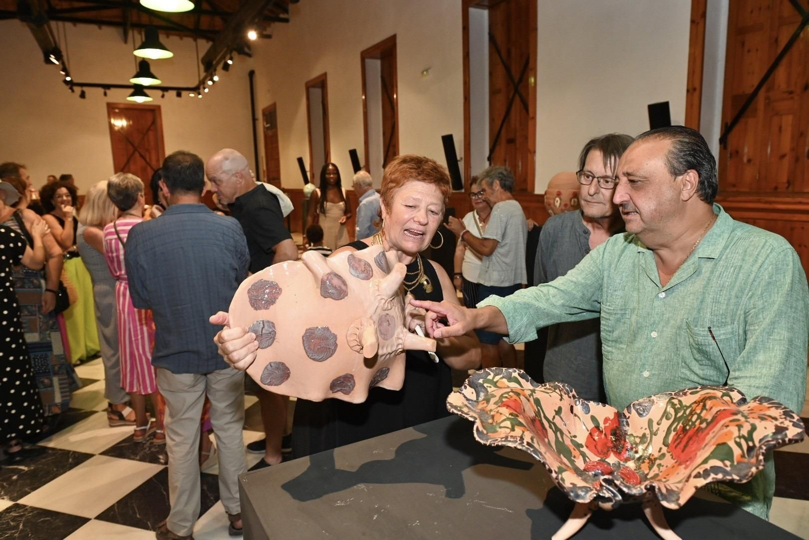 Tuty Márquez enseña una de las piezas al delegado de Cultura, Francisco Zurita, en presencia de Fernando García Durán en el Museo Arqueológico de Jerez
