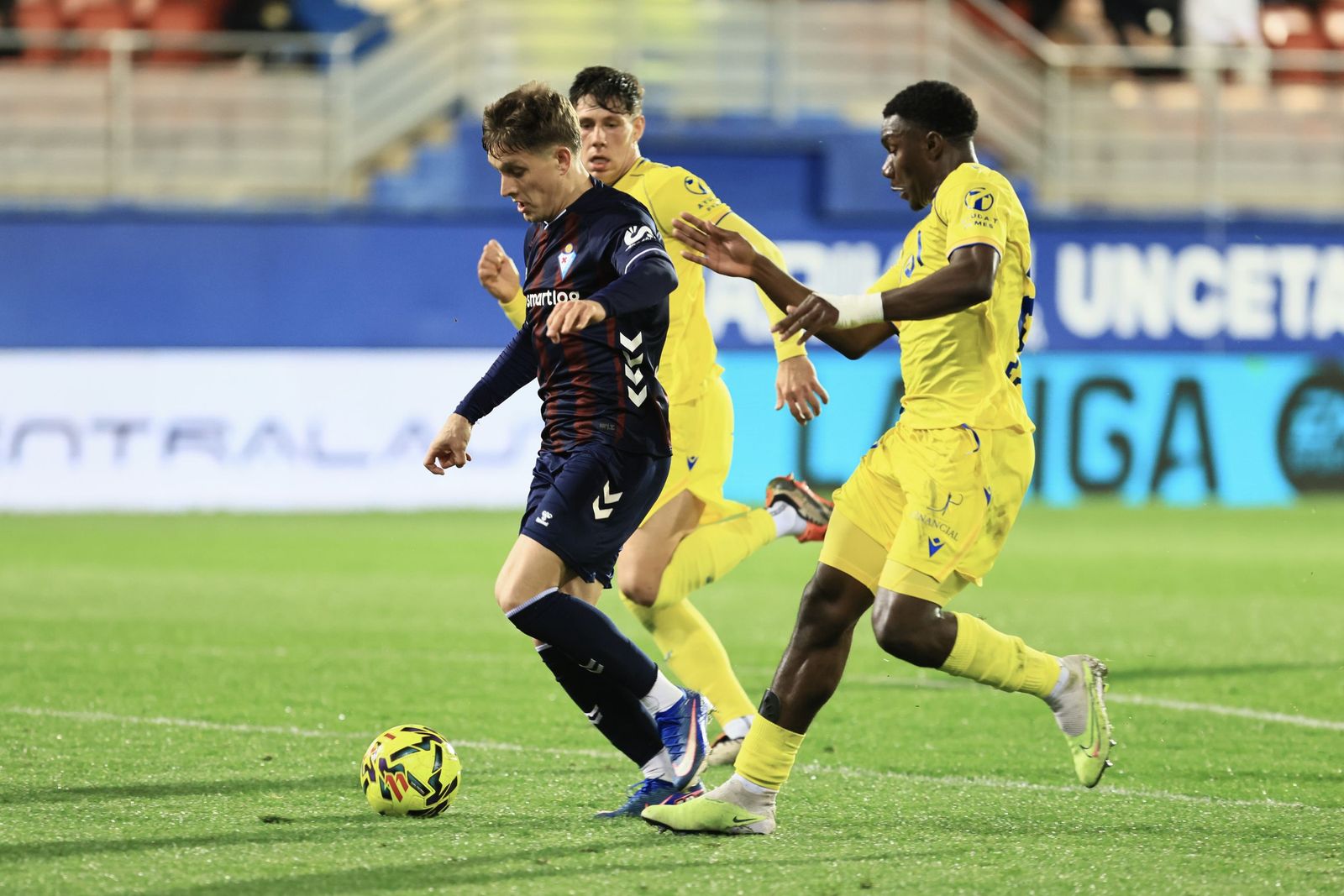 Caicedo en el partido Eibar-Cádiz.