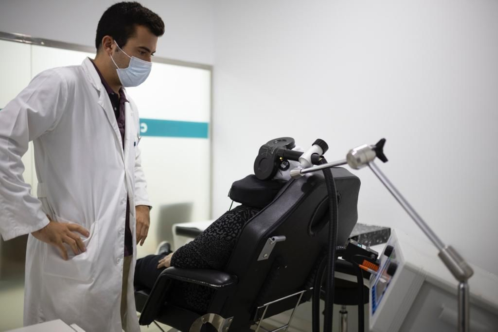 El doctor Álvaro Moleón durante la asistencia a una paciente en consulta.