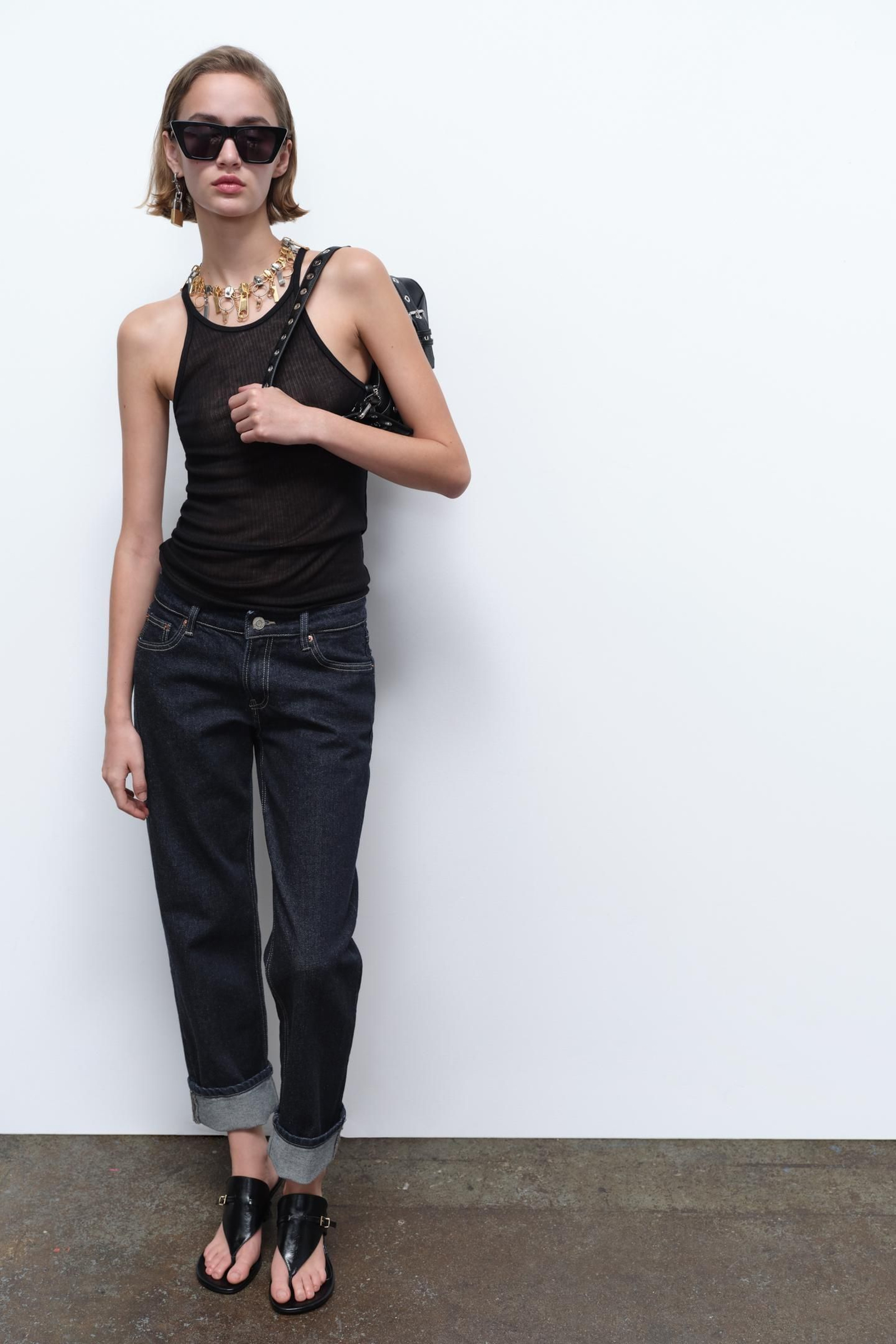 Vaqueros con el dobladillo vuelto de Zara.