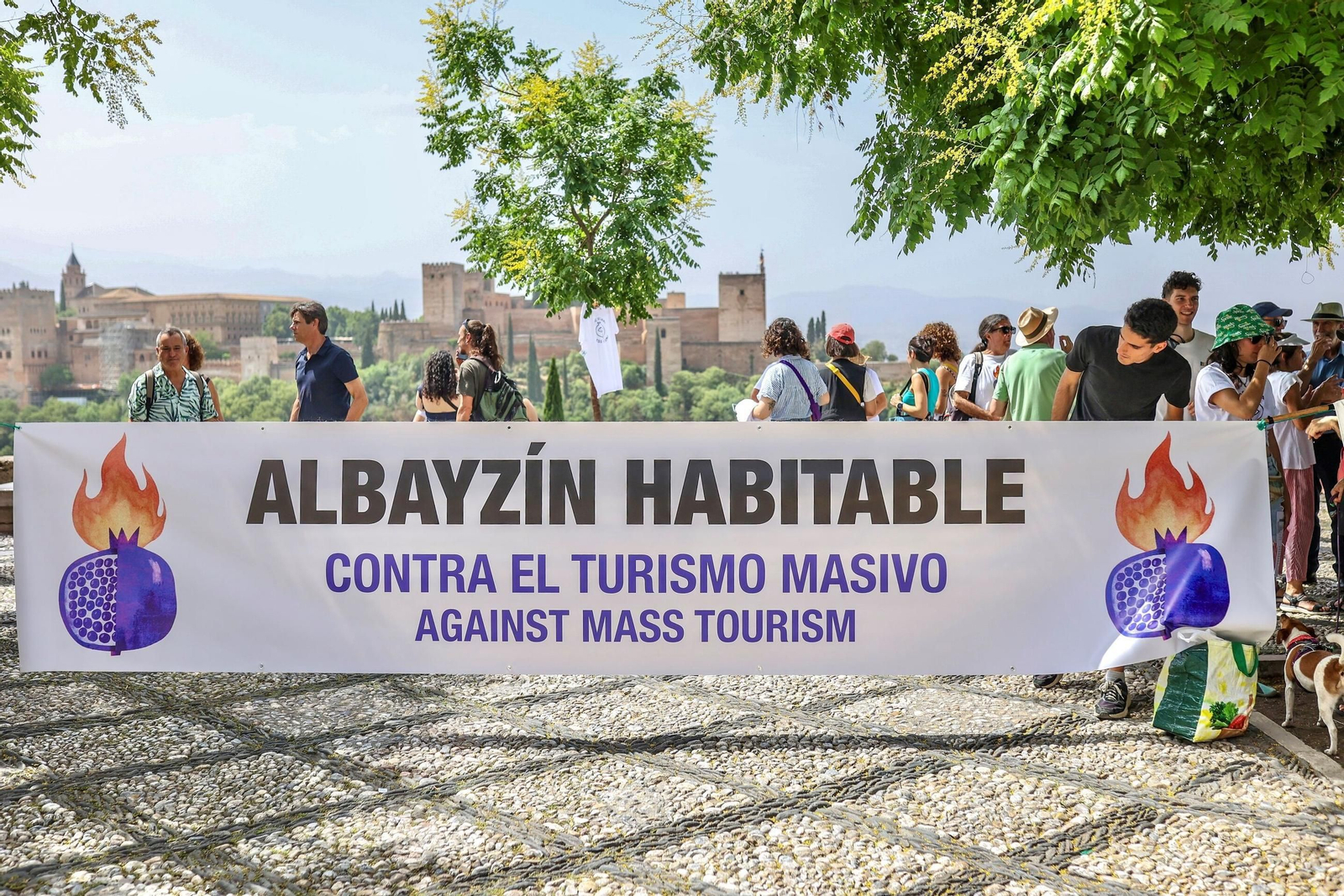 La protesta contra el turismo "que expulsa a los vecinos" del barrio granadino del Albaicín, en imágenes